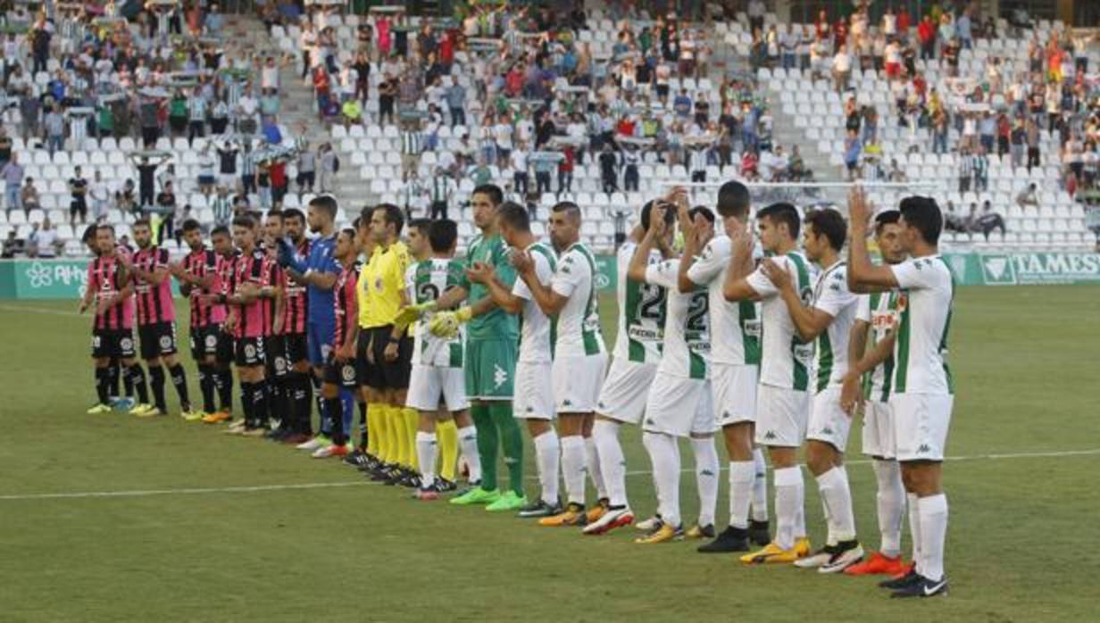 Los jugadores del Córdoba, sobre el campo