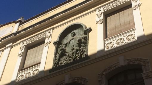 Relieve en el colegio de la Milagrosa, en la calle Gondomar