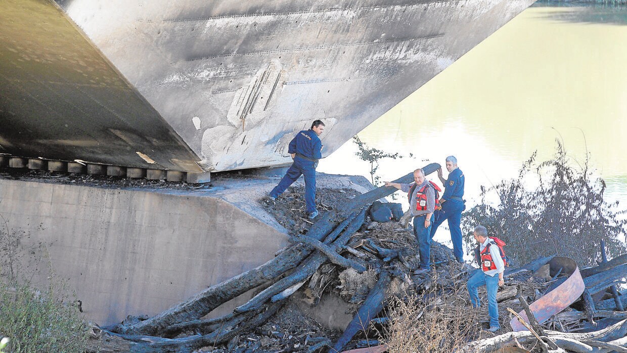 Revisión del puente del Arenal tras el incendio