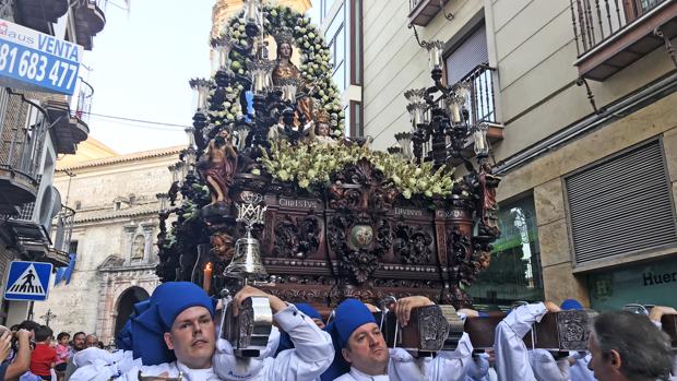 La Virgen de la Aurora inunda de devoción las calles de su barrio, como desde hace 300 años