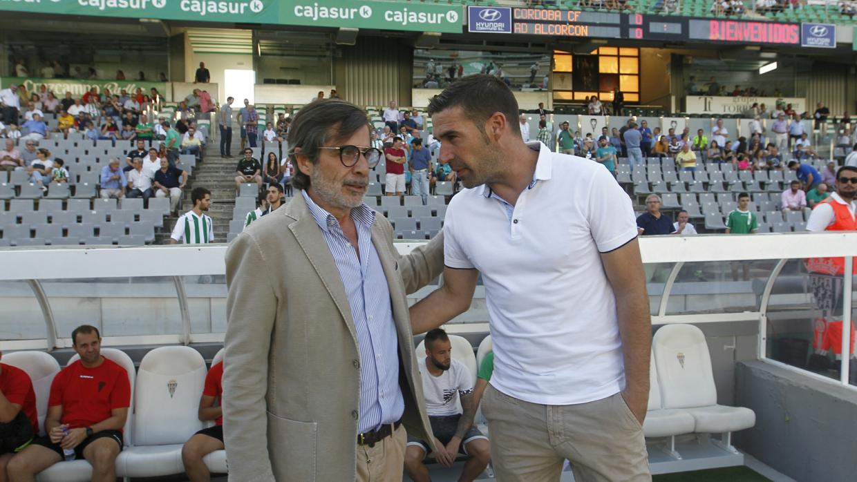 Luis Carrión recibe el apoyo de Carlos González antes de empezar el partido