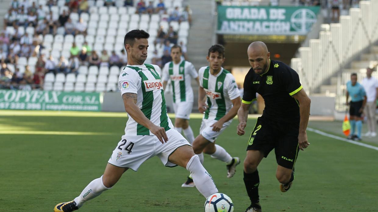 Jaime Romero pugna el esférico ante Laure en El Arcángel