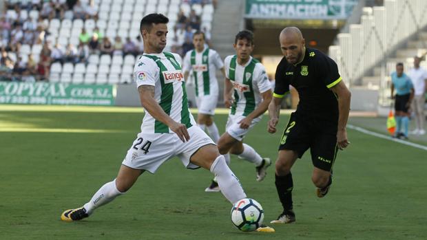 El Córdoba CF fulmina a un timorato Alcorcón (3-0) para salvar a Luis Carrión