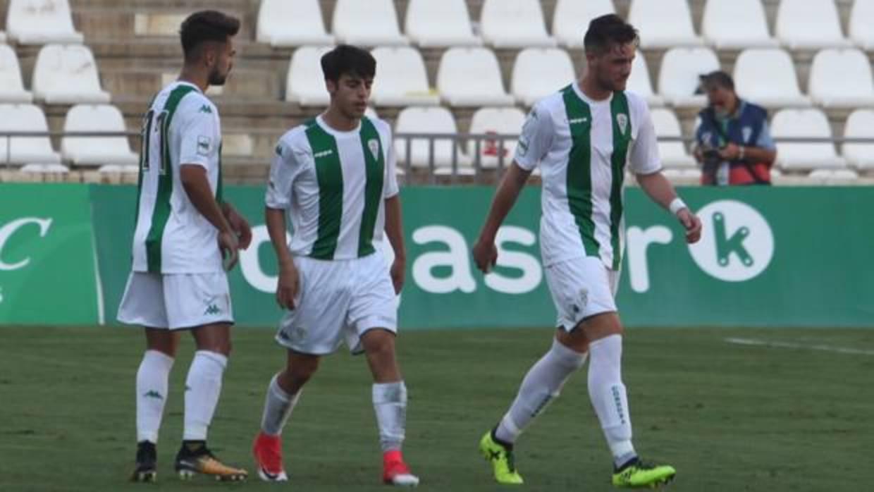 David Moreno, Álvaro Aguado y Kevin Bautista celebran uno de los goles ante el Real Murcia