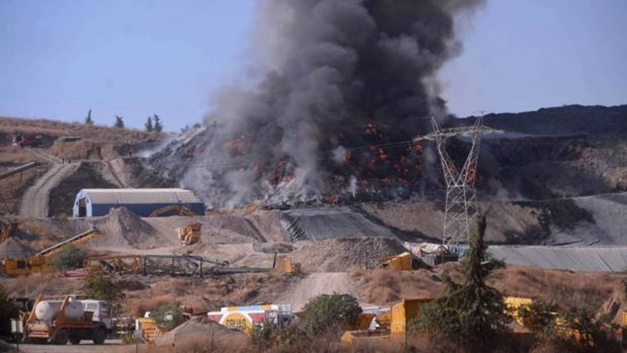 Las llamas continúan este lunes en la planta privada de residuos a las afueras de Córdoba