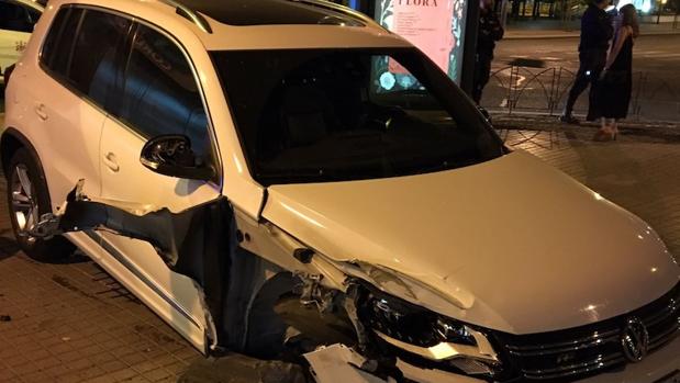 Estrella su coche contra un quiosco de prensa en el Centro de Córdoba