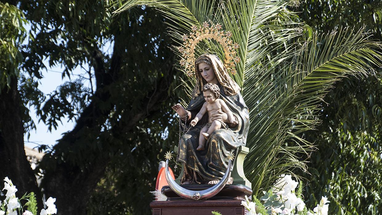 La Virgen del Rosario, durante su procesión