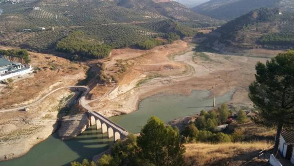 Aspecto del pantano de Iznájar, el más grande de Andalucía, situado en Córdoba