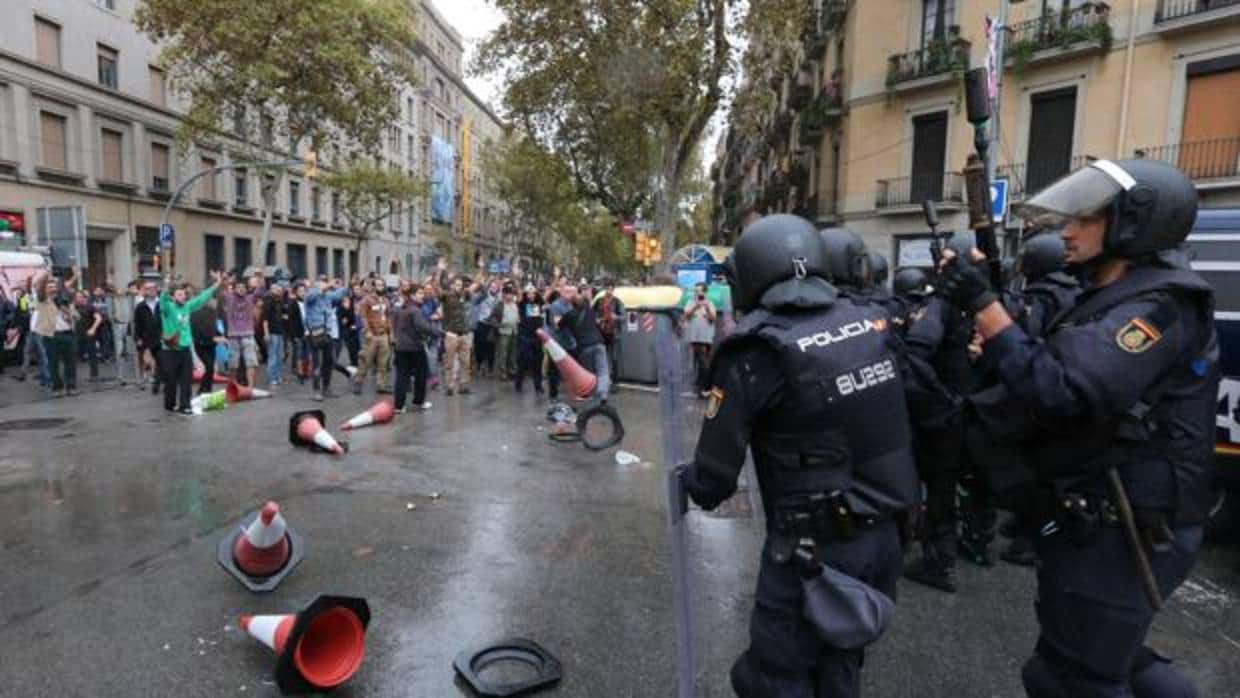 Manifestantes se enfrentan a los policías durante la jornada electoral en el referéndum del 1-O