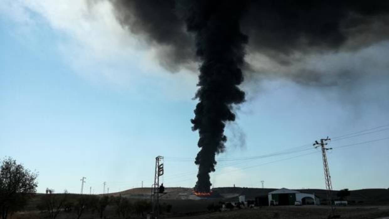 Columna de humo en las instalaciones quemadas