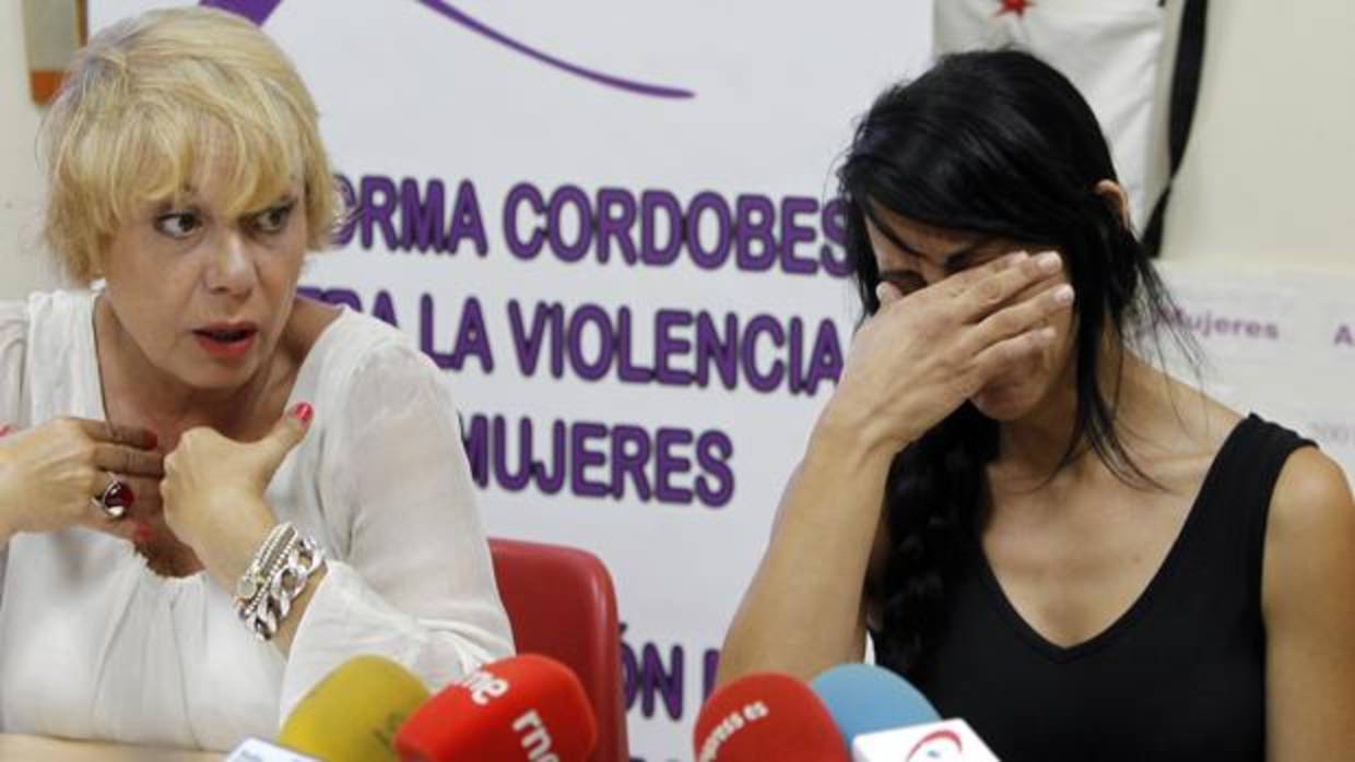 Sara, tapándose la cara, durante una comparecencia de prensa