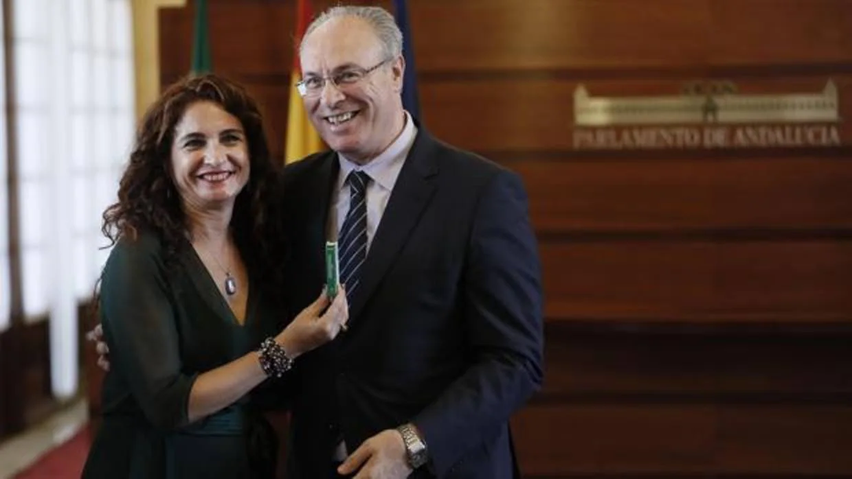 La consejera de Hacienda, María Jesús Montero, entrega el Presupuesto 2018 al presidente del Parlamento, Juan Pablo Durán
