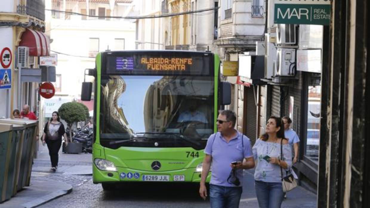 Un autobús de Aucorsa sube por la calle Alfonso XIII
