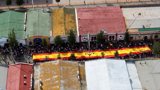 La enorme bandera de España por las calles de Fuengirola