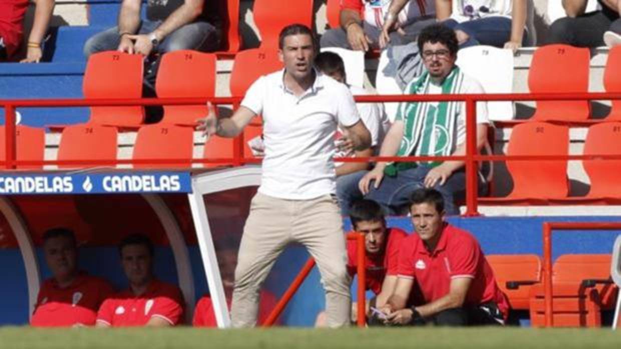 Luis Carrión se lamenta durante el partido contra el CD Lugo