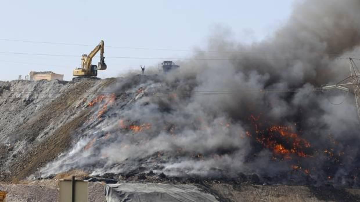 Maquinaria de Recicor ahogando con tierra el incendio de la planta