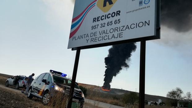 La Guardia Civil investigará el incendio del vertedero de Córdoba