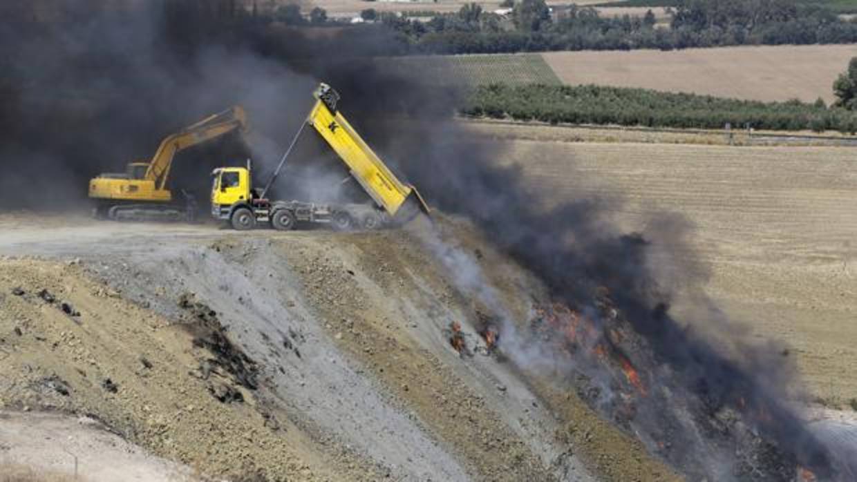 Las grúas, trabajando a destajo para extinguir el incendio