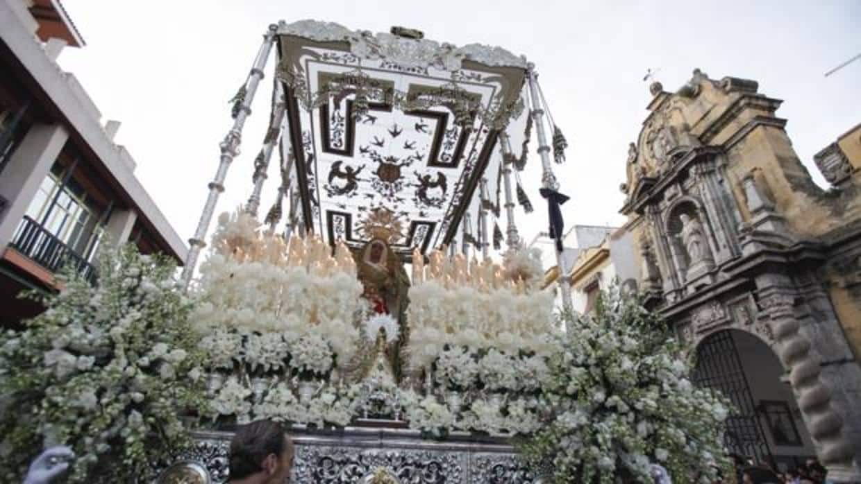 La Esperanza, con la Virgen del Pilar en su calle central