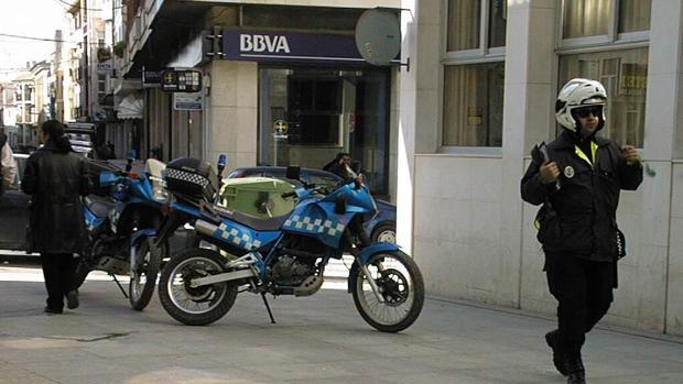 Una pareja de novios de Lucena inmoviliza y retiene a un atracador en plena calle