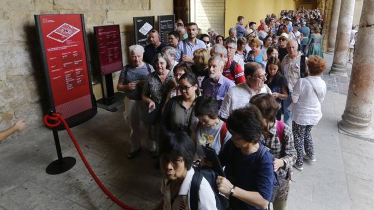 Colas para comprar una entrada en la Mezquita-Catedral