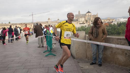 Corredores durante la prueba en el Puente Romano de Córdoba