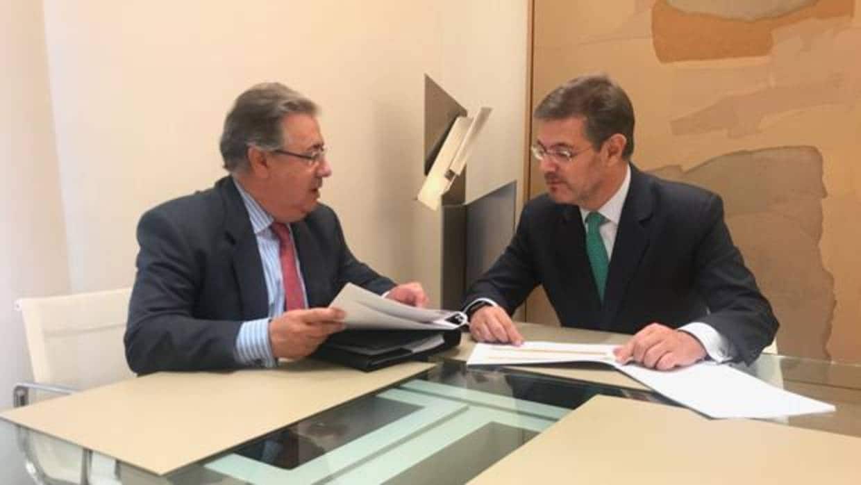 El ministro del Interior, Juan Ignacio Zoido, junto al de justicia, Rafael Catalá, este viernes en la Moncloa