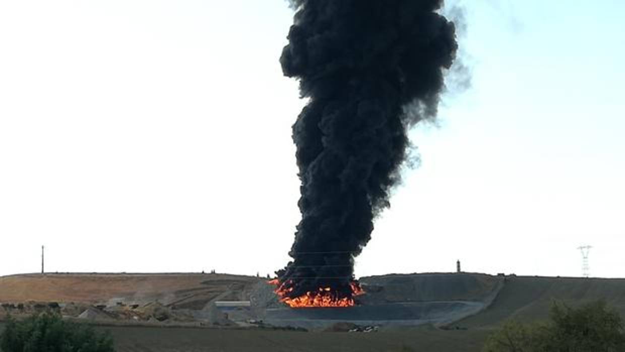 Planta de residuos en pleno incendio