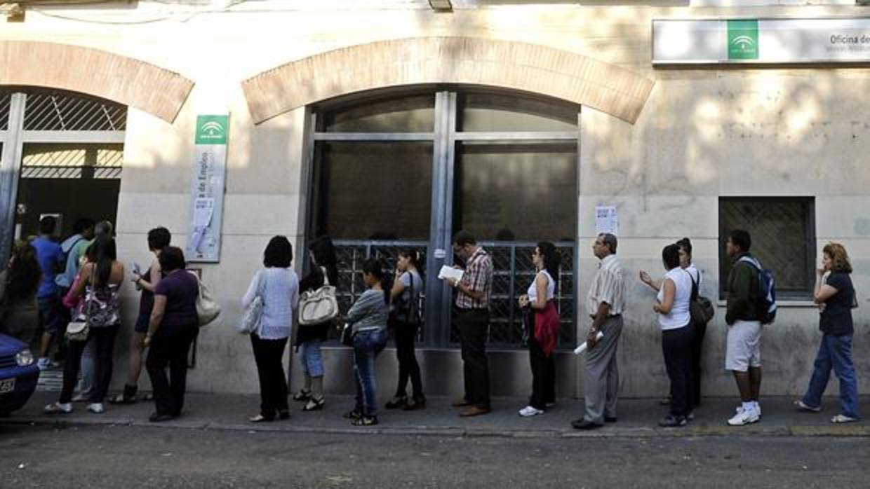 Cola de parados frente a una oficina de Empleo en Sevilla