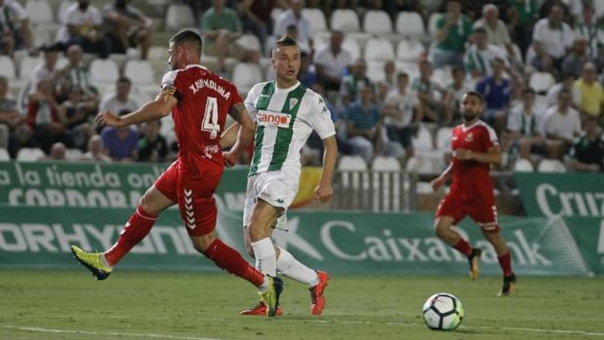 El mediapunta del Córdoba CF Sasa Markovic da el pase del 1-2 a Sergi Guardiola