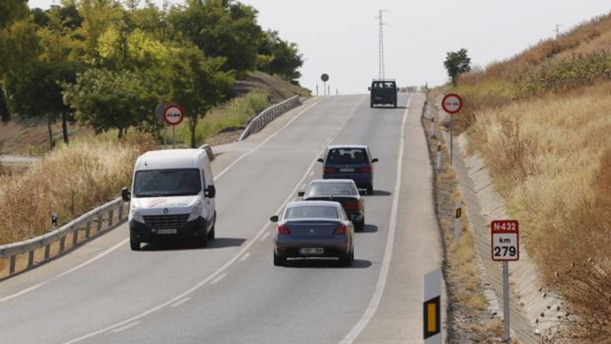 Coches circulando por la N-432 en el término municipal de Córdoba