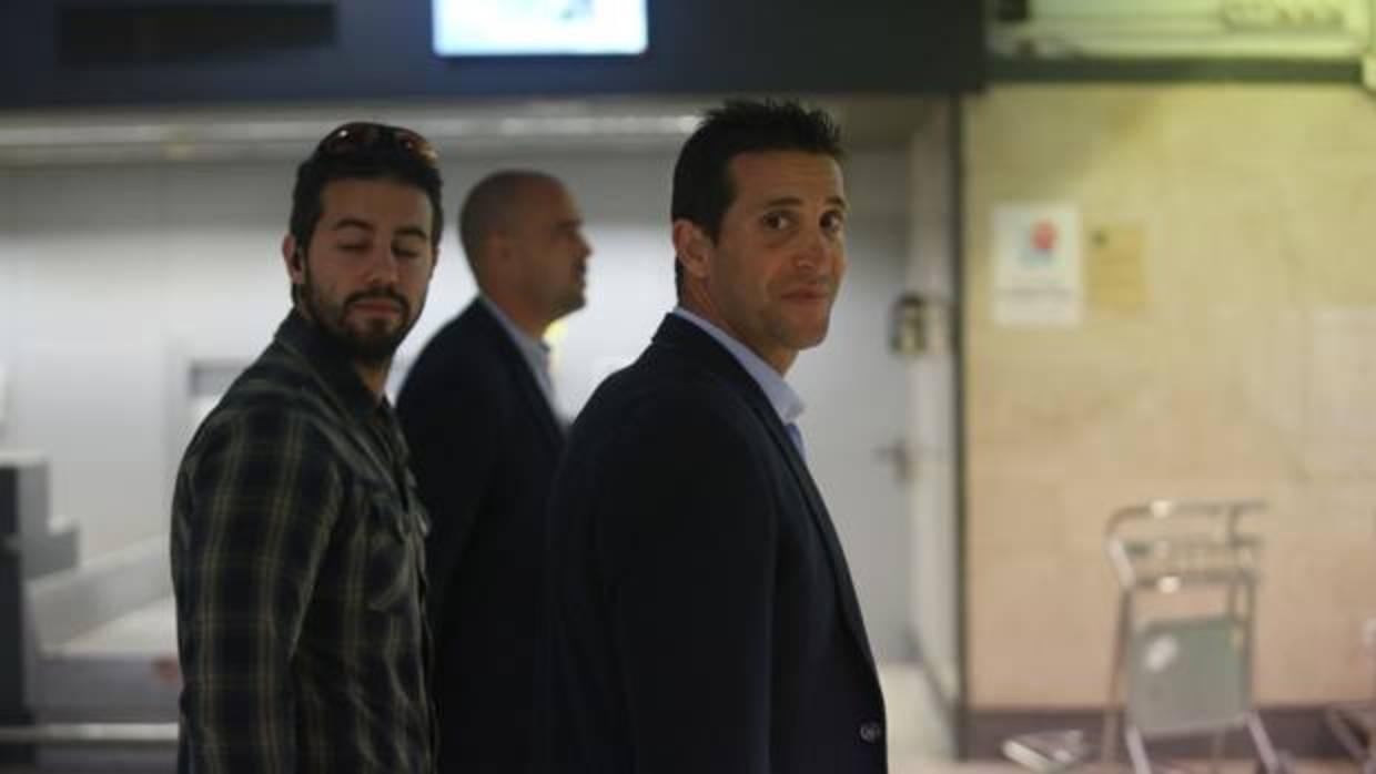 El técnico Juan Merino, en el aeropuerto de Sevilla