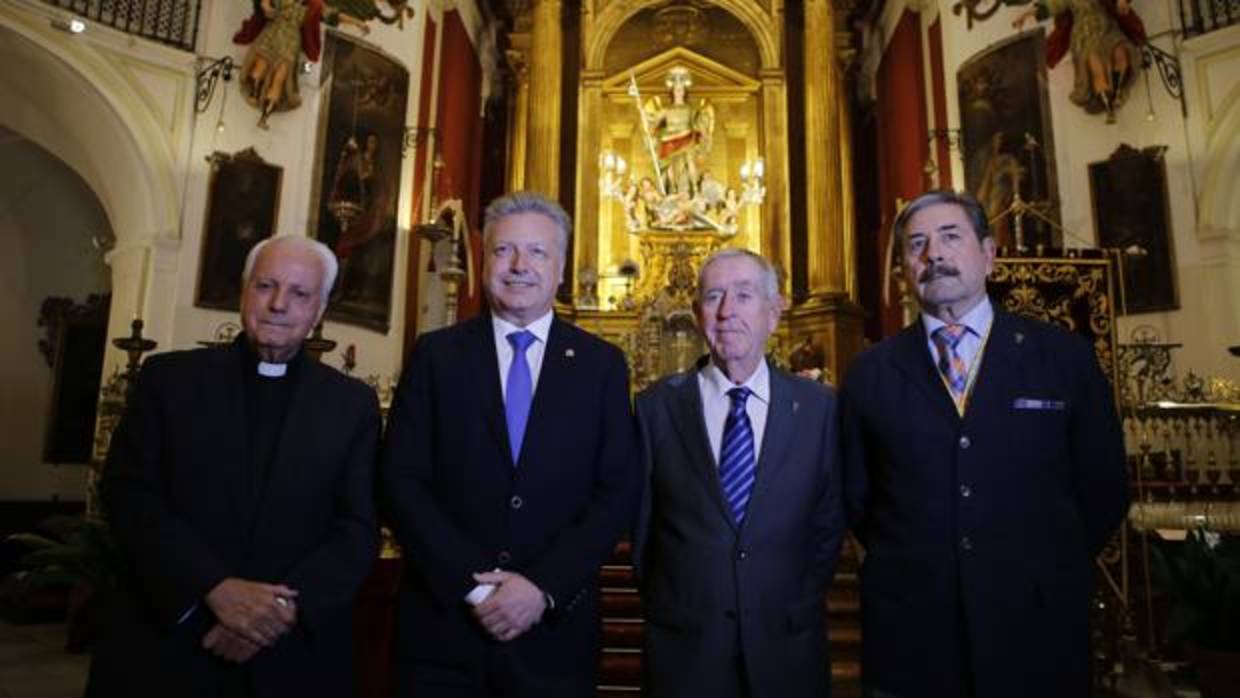 Primo Jurado, con su presentador y el hermano mayor de San Rafael