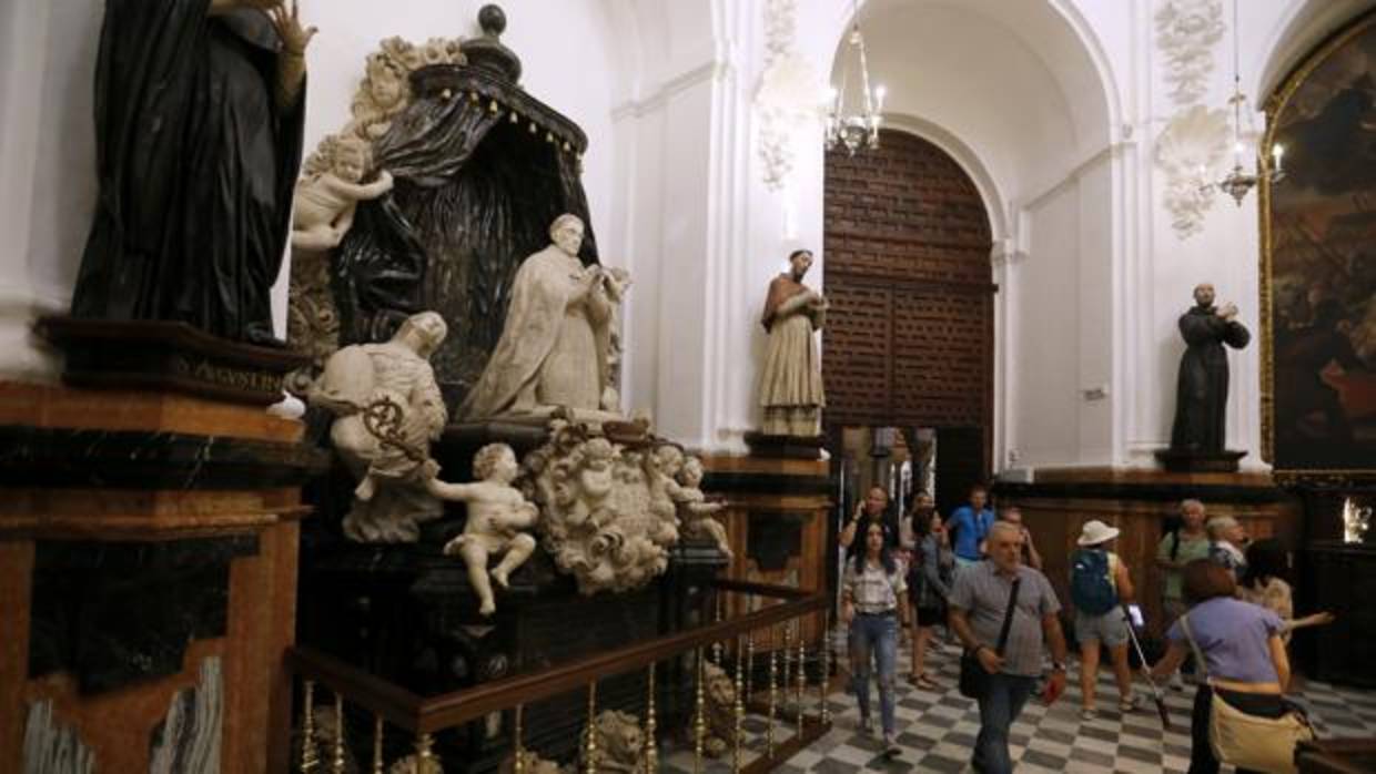 Tumba del Cardenal Salazar, en la capilla de Santa Teresa