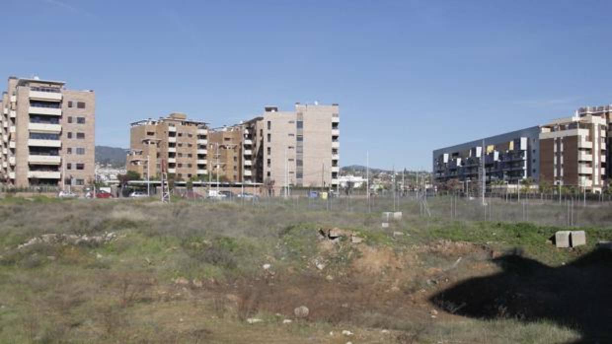 Bloques de pisos detrás de un solar, en la zona del Cortijo del Cura