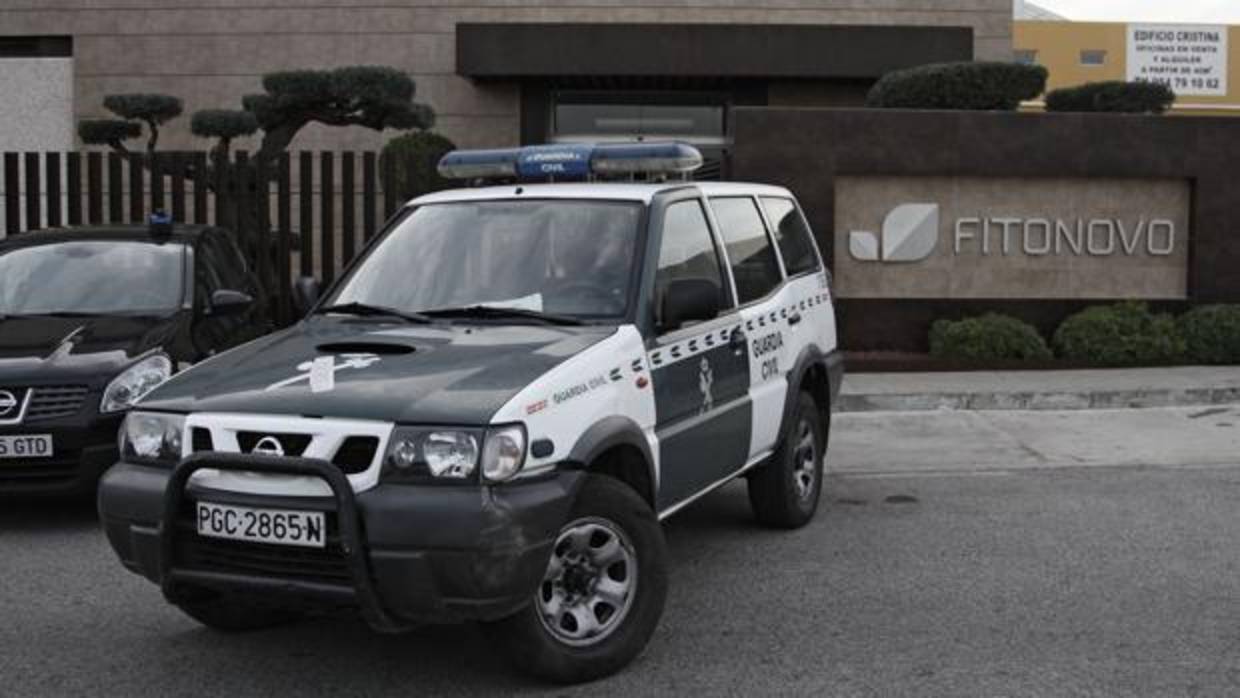 Un coche de la Guardia Civil en la sede de Fitonovo