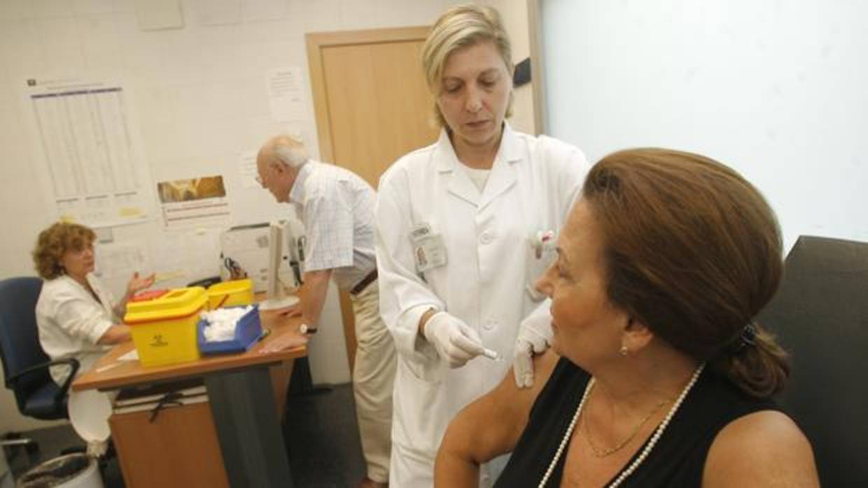 Una paciente se vacuna contra la gripe