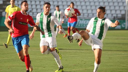 Arnau intenta cortar un pase en el Córdoba B-Real Murcia