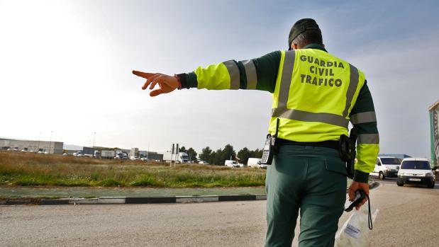 Absuelven a un agente de Tráfico de poner denuncias falsas