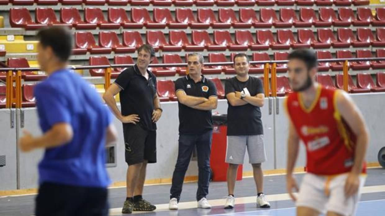 Rafa Sanz, místerdel Yosíquesé Cordobasket, sigue la evolución de sus jugadores en Vista Alegre