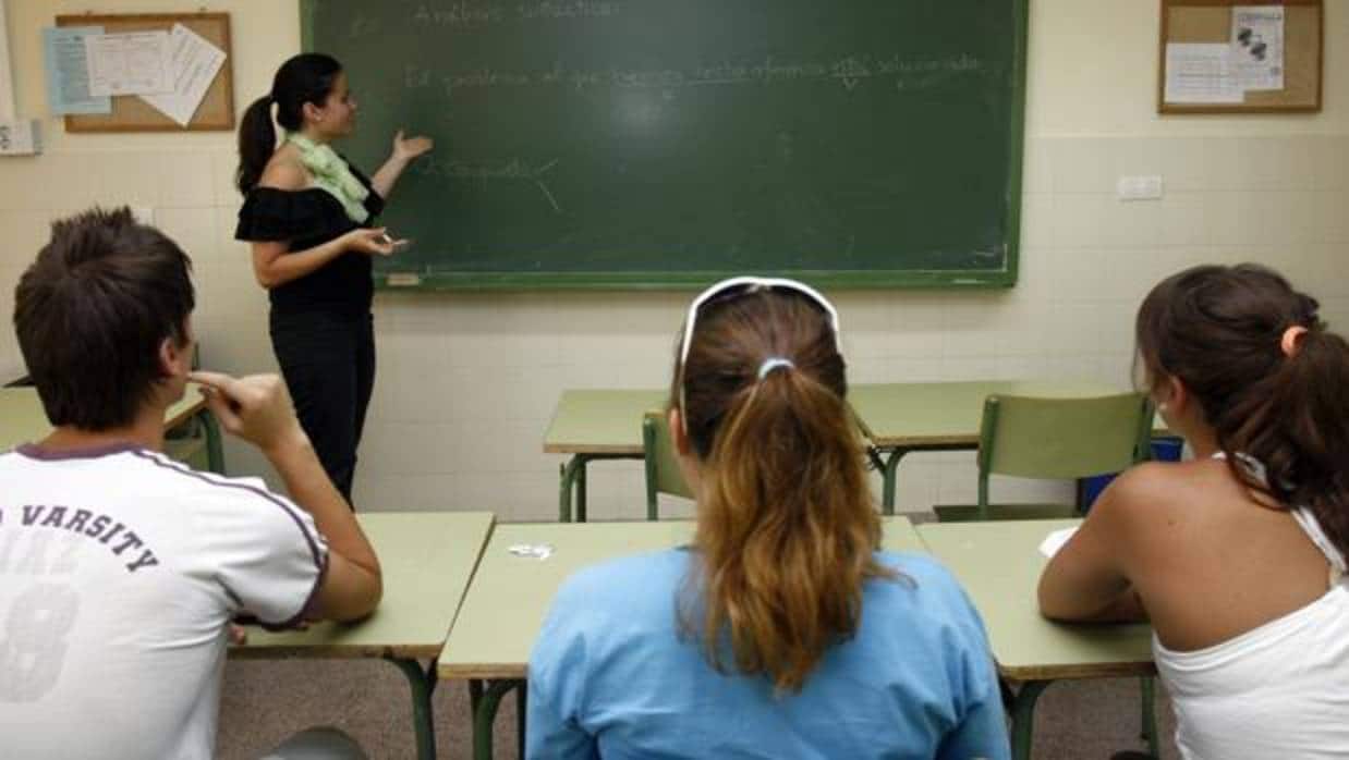 Una profesora imparte una clase de Lengua en un instituto