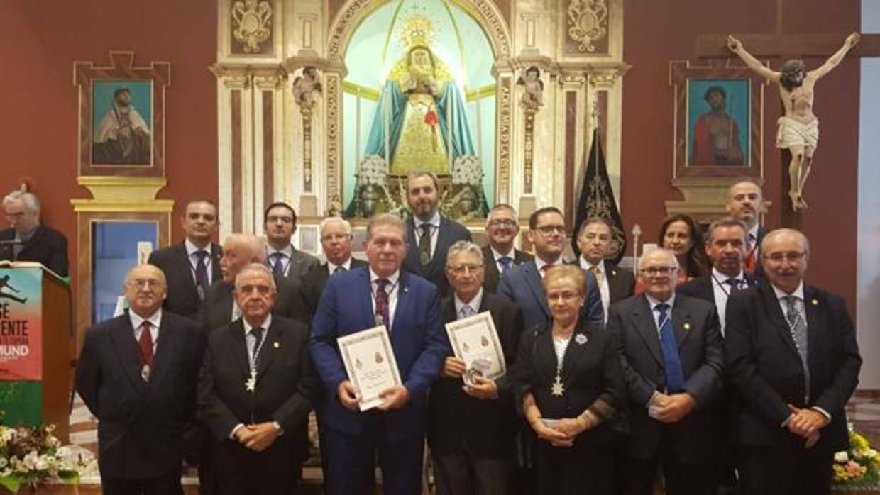 Las juntas de gobierno de las dos hermandades, ante la Virgen de la Estrella de Córdoba