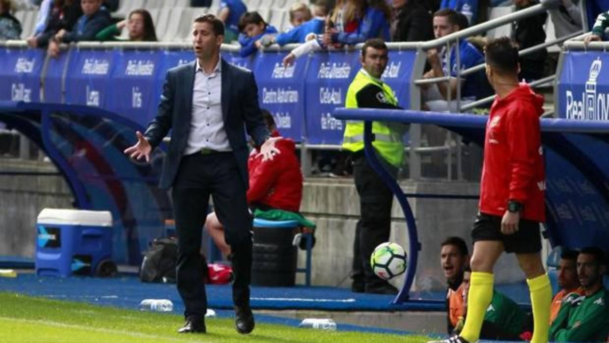 El entrenador del Córdoba, Juan Merino, el domingo en el partido ante el Oviedo