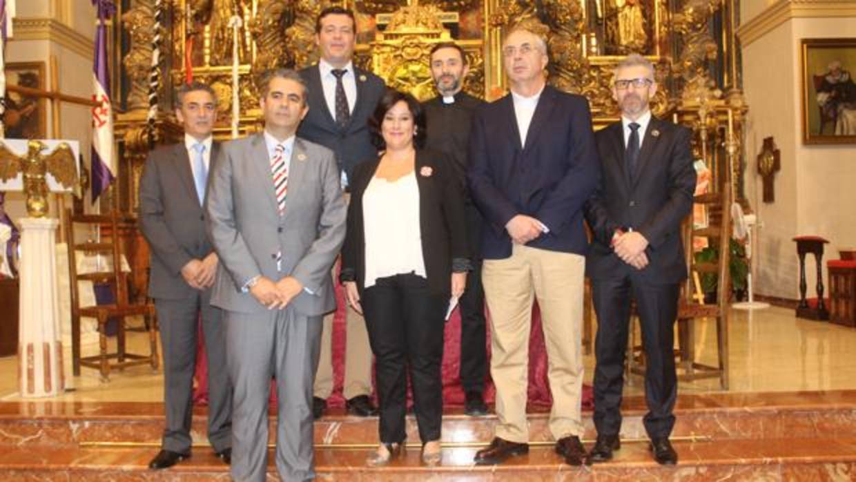 María de Prado, junto a directivos de la Agrupación de Cofradías