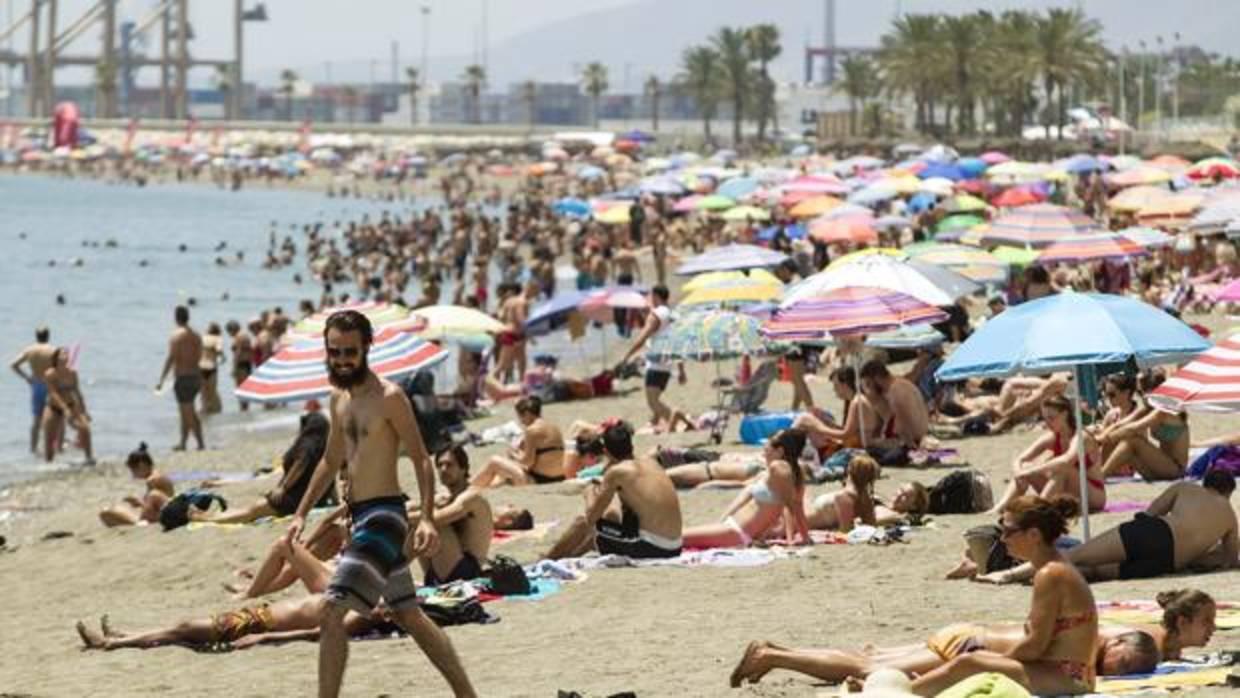 Bañistas en la playa de la Malagueta de la capital de la Costa del Sol