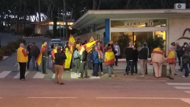 Ciudadanos con banderas españolas apoyan a los guardias civiles sevillanos del camping de Gerona