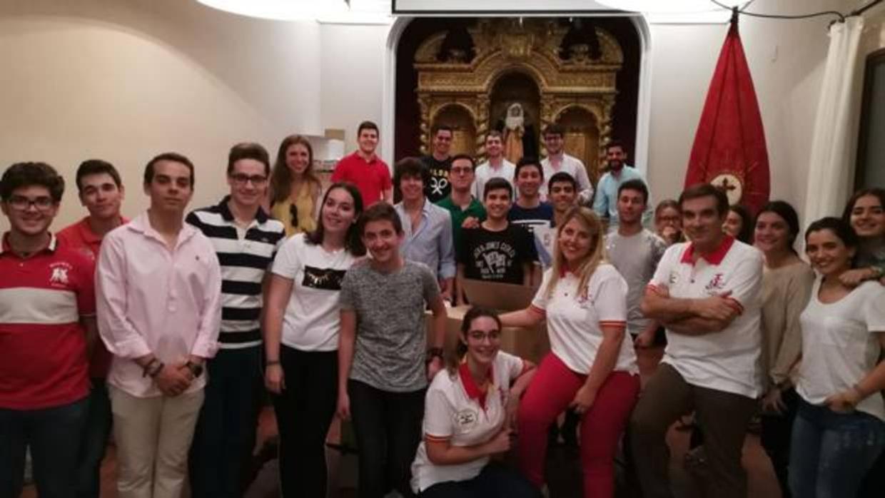 Voluntarios del Encuentro de Jóvenes Cofrades, durante los preparativos