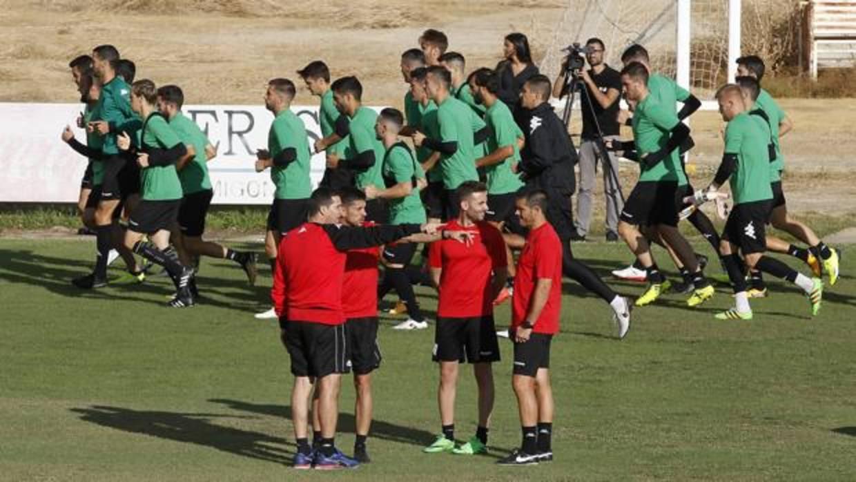 Juan Merino da órdenes a su equipo de trabajo durante un entrenamiento