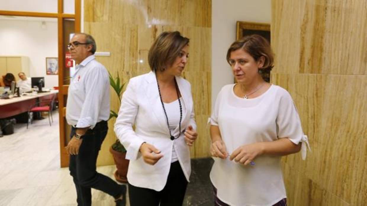 La alcaldesa, Isabel Ambrosio (PSOE) junto a la concejala de Hacienda, Alba Doblas (IU)