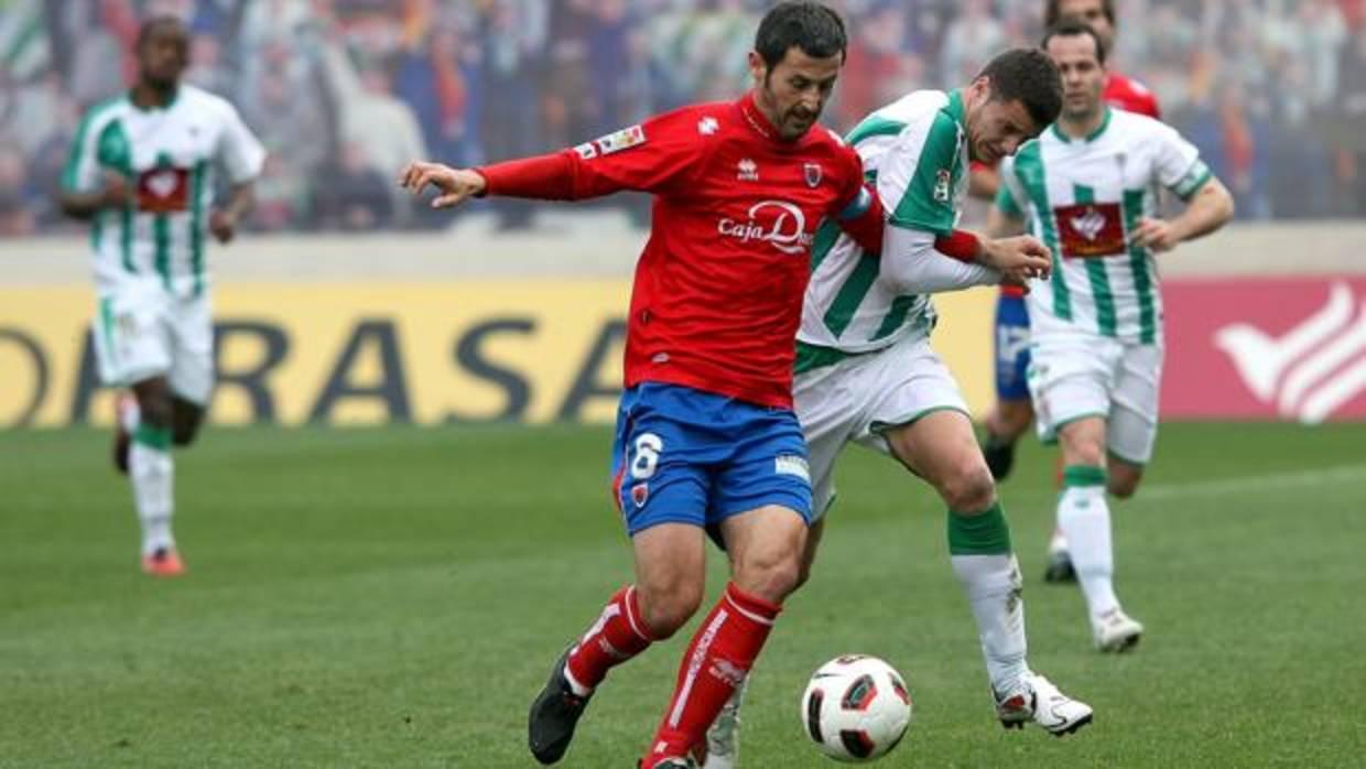 Txomin Nagore pelea el esférico con Oriol Riera en el Córdoba 1-2 Numancia